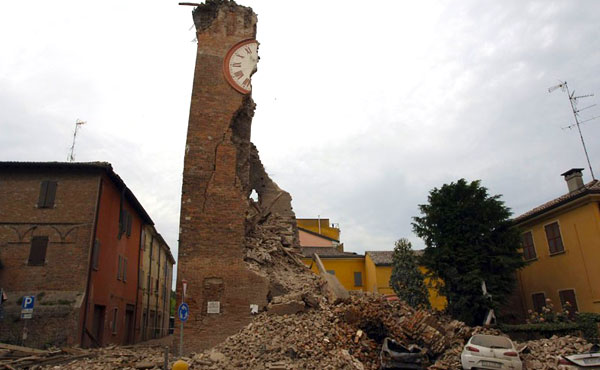تخریب برج ساعت پس از زلزله شدید در شمال شرقی ایتالیا. (خبرگزاری فرانسه)