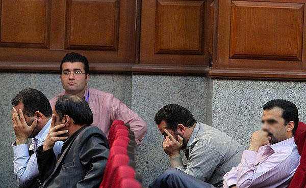 فرار سوژه‌ها از دست عکاس در دادگاه رسیدگی به پرونده اختلاس بیمه ایران. (فارس)