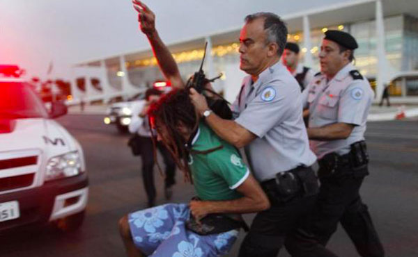 برخورد خشن پلیس با دانشجویان معترض در برزیل. (رویترز)