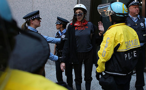 بازداشت یک زن در تظاهرات علیه نشست سران ناتو. (آسوشیتدپرس)