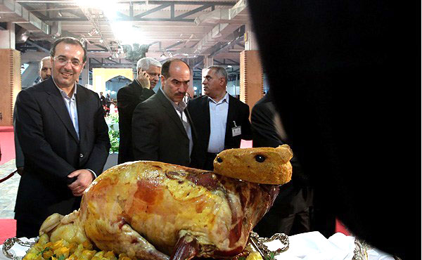 بازدید غضنفری وزیر صنعت معدن و تجارت از غذاهای سنتی ایرانی. (فارس)