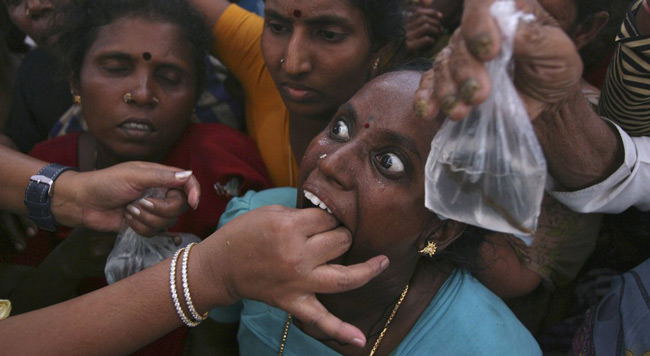 درمان آسم و مشکلات تنفسی با روش خوراندن ماهی زنده در هند