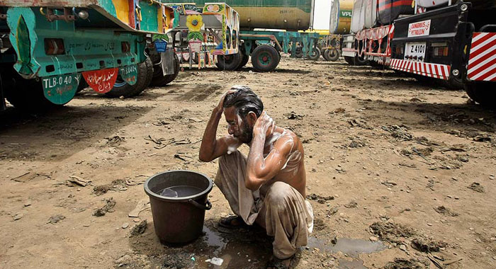حمام کردن راننده تانکر نفت در پاکستان. (آسوشیتدپرس)