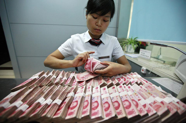یک کارمند بانک در چین مشغول شمارش پول