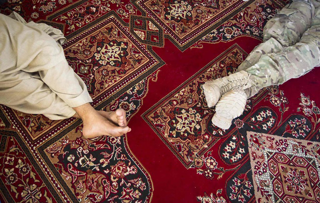 سرباز آمریکایی در خانه یک شهروند افغان در شهر قندهار