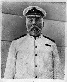 کاپیتان ادوارد جان اسمیت، ناخدای کشتی تایتانیک؛ ولی بنا به رسم دریانوردی، در کابین خود ماند و جان باخت
