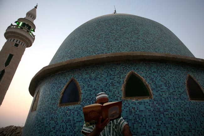 قران خوانی یک مرد مسلمان فلسطینی در شهر جنین به مناسبت آغاز ماه رمضان