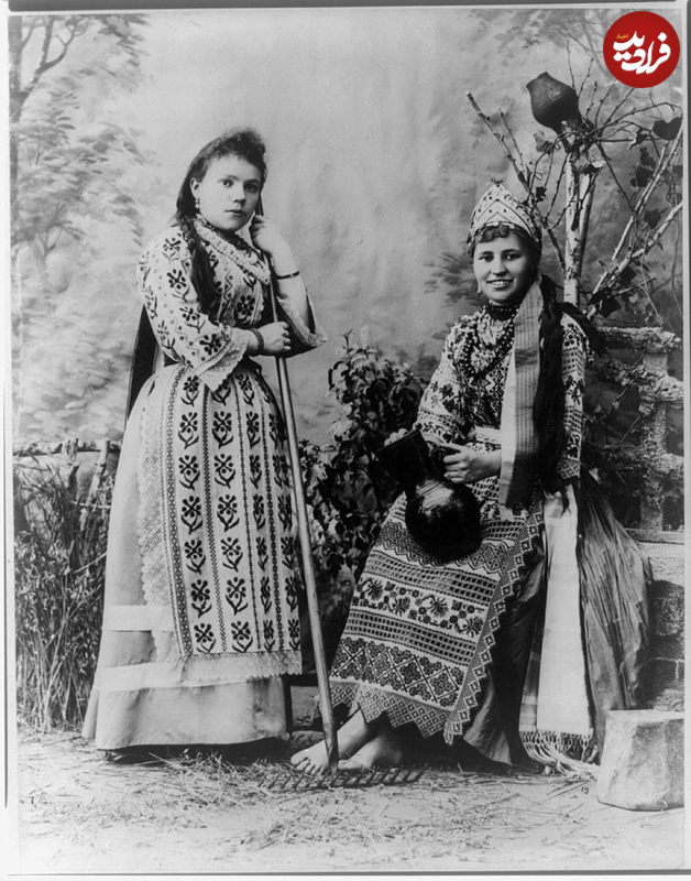 دو دختر روس با لباس‌های سنتی