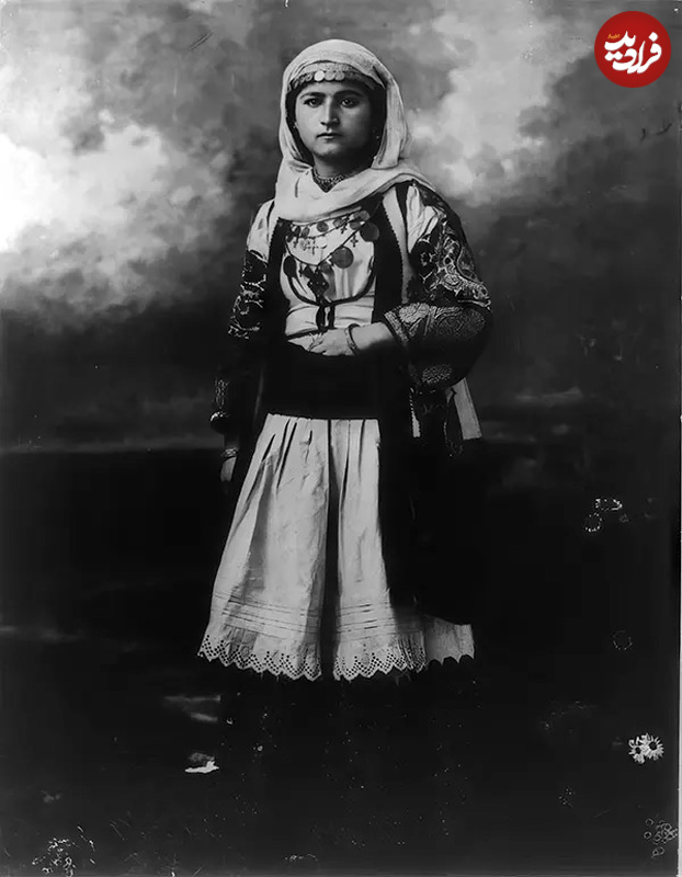 دختر یونانی با لباس محلی